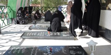 غبار روبی و عطرافشانی قبور مطهر شهدای فداغ بمناسبت هفته دفاع مقدس