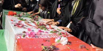 تشییع پیکر شهید گمنام در روستای دیده‌بان و عمادشهر بخش صحرای باغ لارستان برگزار شد